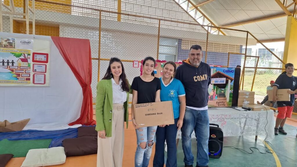 Alunos de rede municipal de Carmo do Rio Claro recebem notebook - Foto: divulgação/Prefeitura de Carmo do Rio Claro