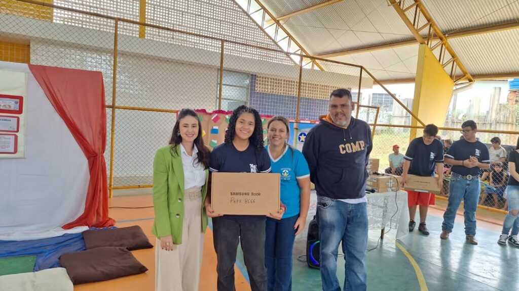 Alunos de rede municipal de Carmo do Rio Claro recebem notebook - Foto: divulgação/Prefeitura de Carmo do Rio Claro