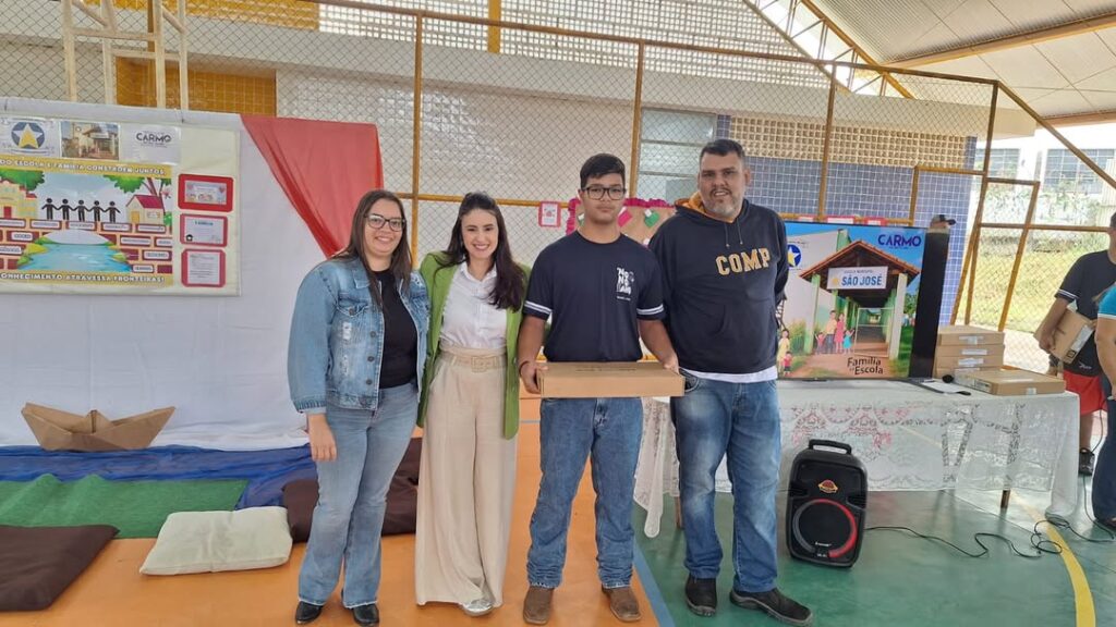 Alunos de rede municipal de Carmo do Rio Claro recebem notebook - Foto: divulgação/Prefeitura de Carmo do Rio Claro