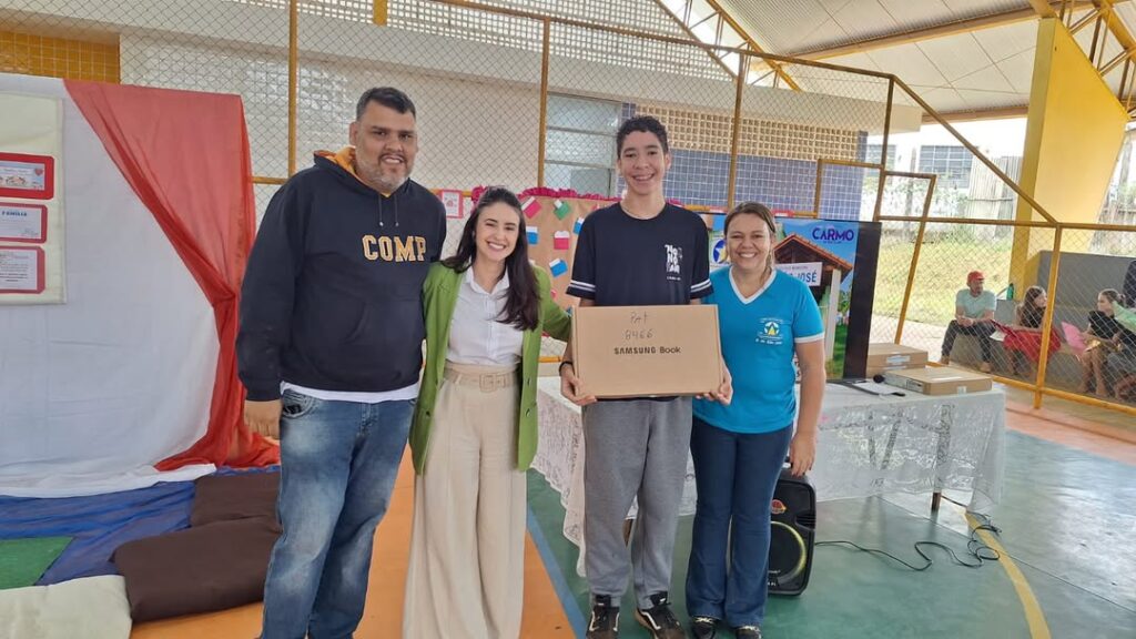Alunos de rede municipal de Carmo do Rio Claro recebem notebook - Foto: divulgação/Prefeitura de Carmo do Rio Claro