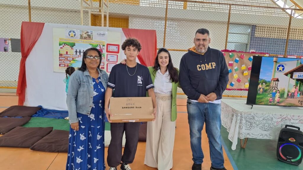 Alunos de rede municipal de Carmo do Rio Claro recebem notebook - Foto: divulgação/Prefeitura de Carmo do Rio Claro