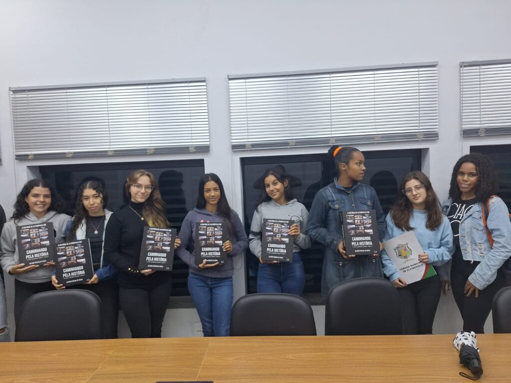 'Caminhando pela História - Um Passeio pelas Ruas': historiador apresenta livro para vereadores, em Alpinópolis - Foto: divulgação