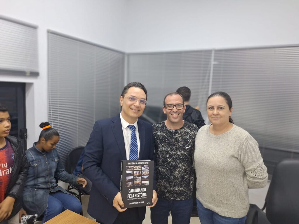 'Caminhando pela História - Um Passeio pelas Ruas': historiador apresenta livro para vereadores, em Alpinópolis - Foto: divulgação