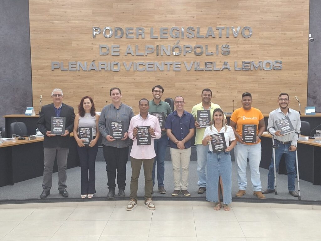 'Caminhando pela História - Um Passeio pelas Ruas': historiador apresenta livro para vereadores, em Alpinópolis - Foto: divulgação