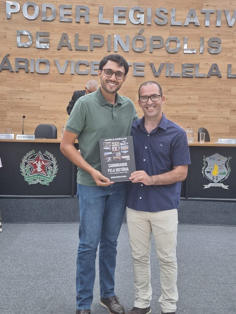 'Caminhando pela História - Um Passeio pelas Ruas': historiador apresenta livro para vereadores, em Alpinópolis - Foto: divulgação