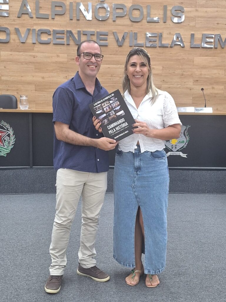 'Caminhando pela História - Um Passeio pelas Ruas': historiador apresenta livro para vereadores, em Alpinópolis - Foto: divulgação