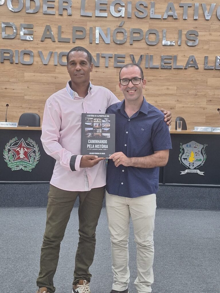 'Caminhando pela História - Um Passeio pelas Ruas': historiador apresenta livro para vereadores, em Alpinópolis - Foto: divulgação