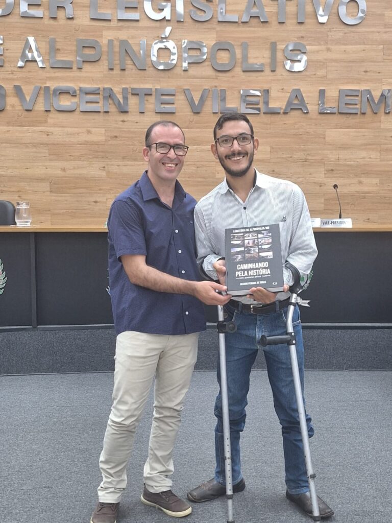 'Caminhando pela História - Um Passeio pelas Ruas': historiador apresenta livro para vereadores, em Alpinópolis - Foto: divulgação