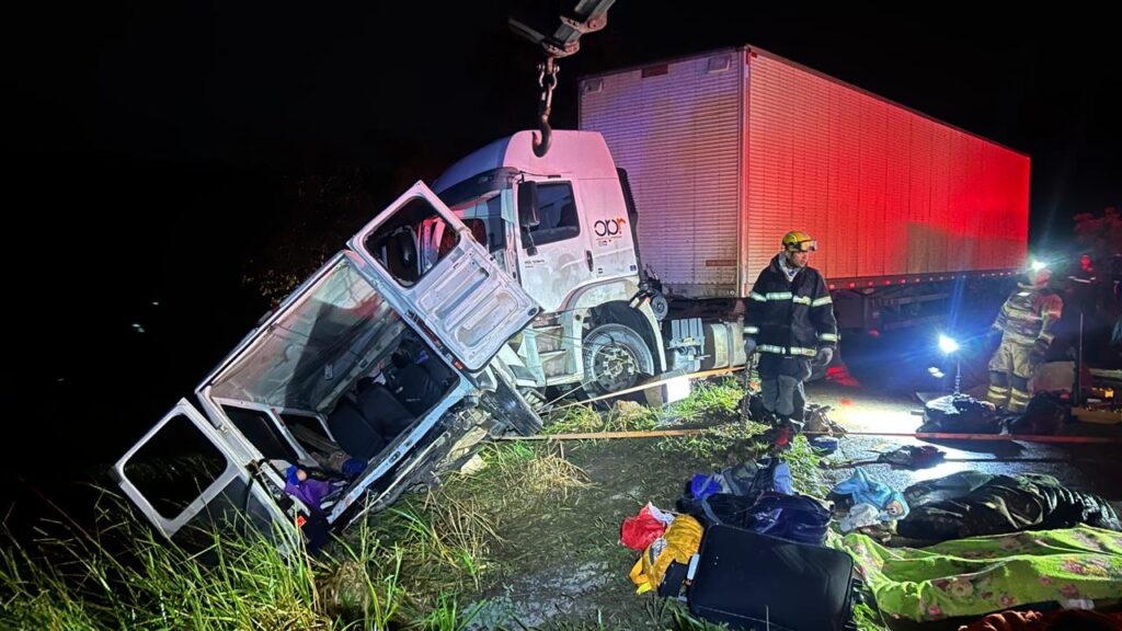 Acidente entre carreta e van deixa 9 mortos e 10 feridos na BR-251, em MG - Foto: divulgação/CBMG