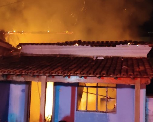 Incêndio de grandes proporções destrói residência em Arcos - Foto: redes sociais