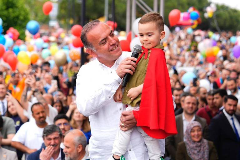 Menino vence leucemia, e milhares de pessoas se reúnem para comemorar na Turquia - Foto: reprodução