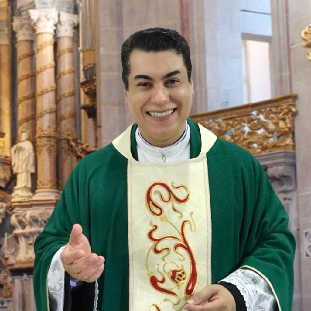 Padre do interior de MG viraliza ao negar batizados de bebês reborn - Foto: redes sociais