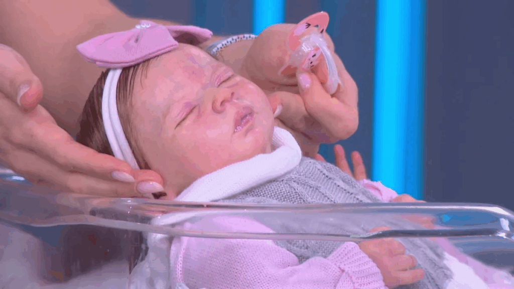 Mulher leva bebê reborn para vacinar e se irrita: "É só abrir uma agulha!" - Foto: reprodução