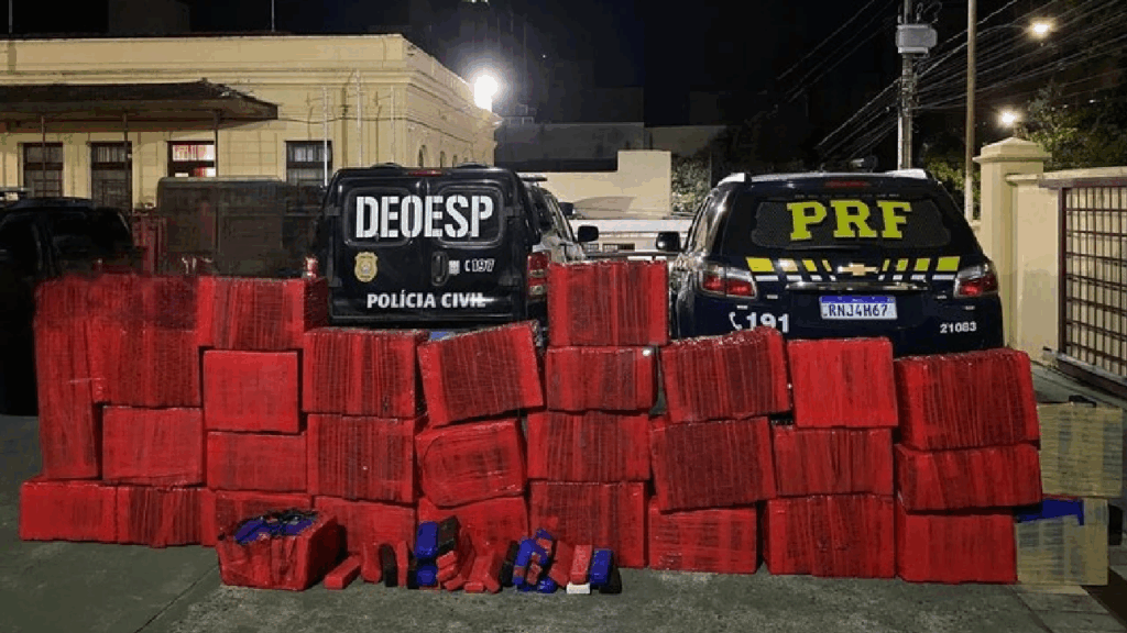 PRF e PCMG apreendem quase 1 tonelada de maconha durante ação conjunta na MG-050, em Formiga - Foto: divulgação