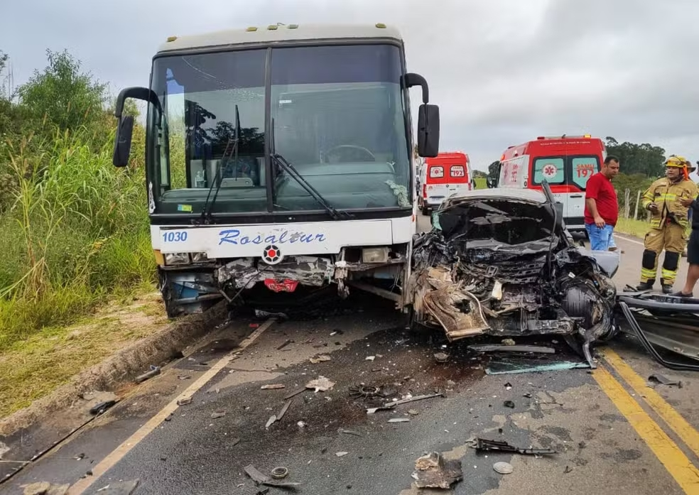 Acidente entre ônibus e carro deixa um morto e três feridos na MG-446, em Muzambinho - Foto: divulgação