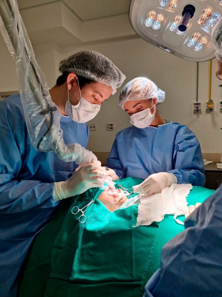 Unimed Passos realiza cirurgias inéditas com laser para remover tumores na boca - Foto: divulgação