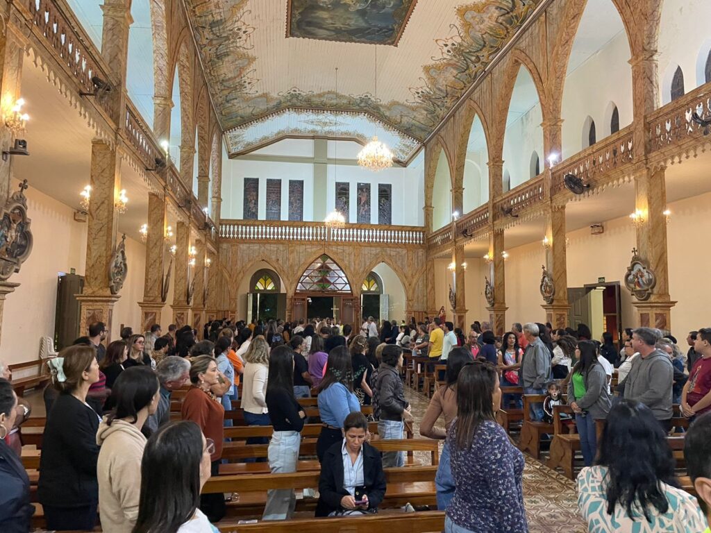 Peregrinos que percorrerão 47km à pé para a celebração de Santa Rita em Cássia participam de reunião e missa em Passos - Foto: divulgação