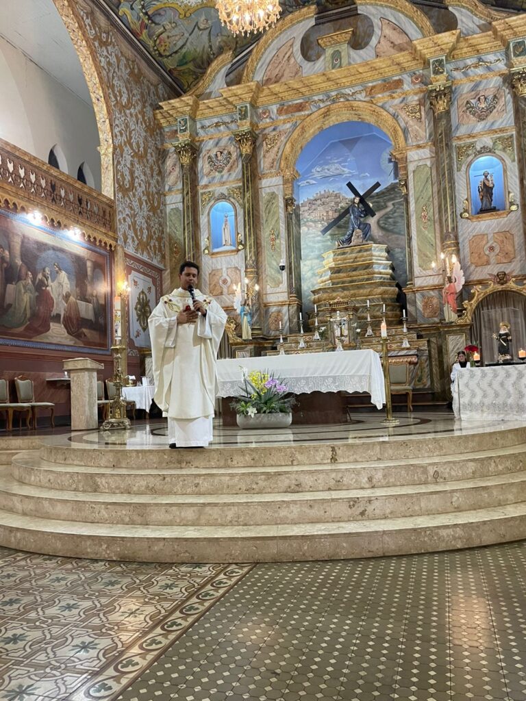 Peregrinos que percorrerão 47km à pé para a celebração de Santa Rita em Cássia participam de reunião e missa em Passos - Foto: divulgação