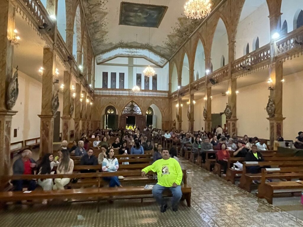Peregrinos que percorrerão 47km à pé para a celebração de Santa Rita em Cássia participam de reunião e missa em Passos - Foto: divulgação