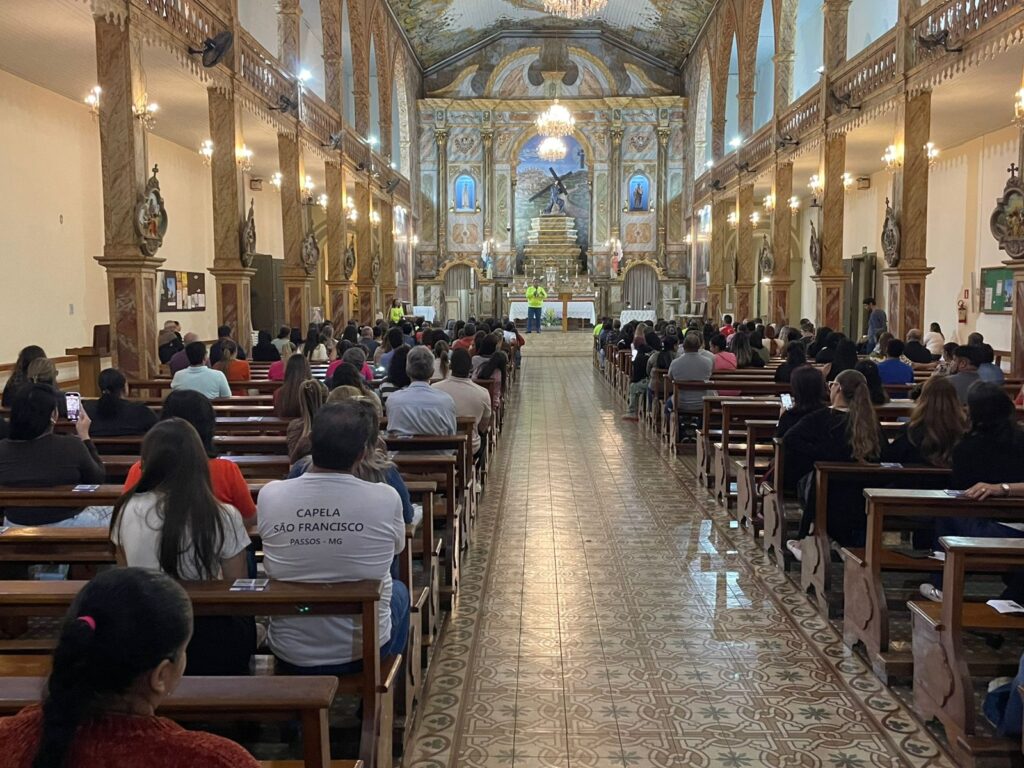 Peregrinos que percorrerão 47km à pé para a celebração de Santa Rita em Cássia participam de reunião e missa em Passos - Foto: divulgação