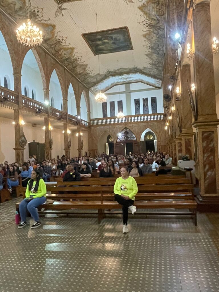Peregrinos que percorrerão 47km à pé para a celebração de Santa Rita em Cássia participam de reunião e missa em Passos - Foto: divulgação