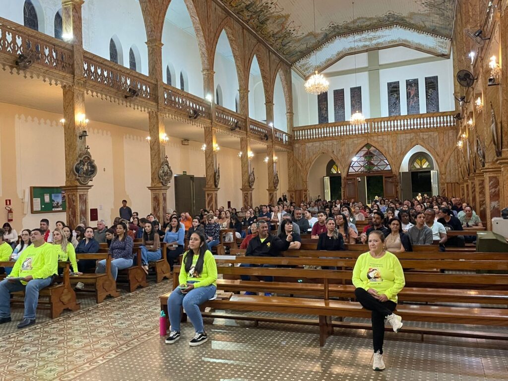 Peregrinos que percorrerão 47km à pé para a celebração de Santa Rita em Cássia participam de reunião e missa em Passos - Foto: divulgação