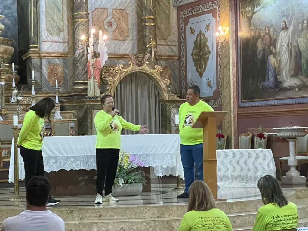 Peregrinos que percorrerão 47km à pé para a celebração de Santa Rita em Cássia participam de reunião e missa em Passos - Foto: divulgação