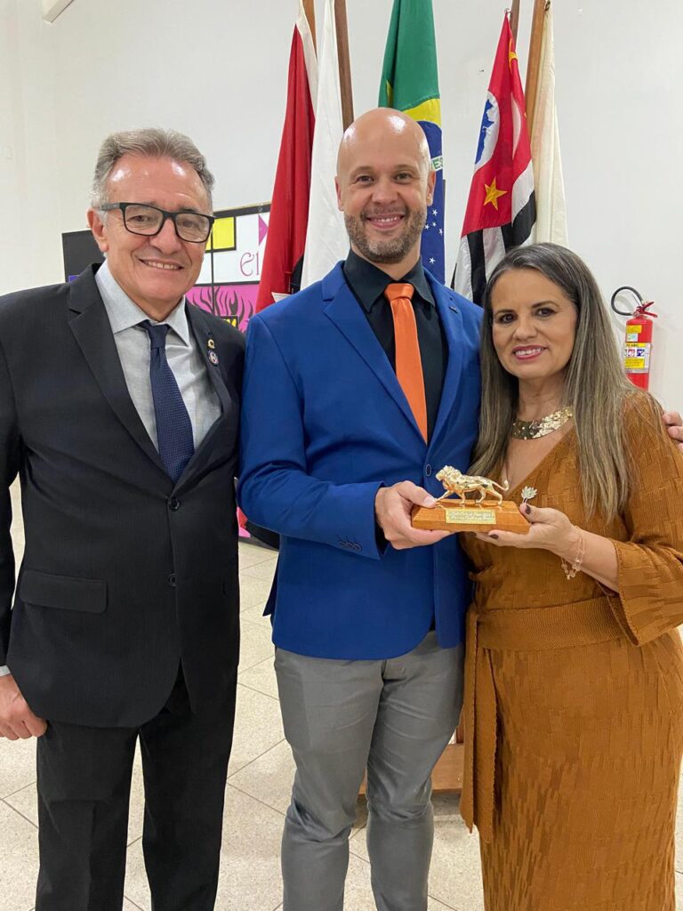 Coral Pequenos Cantores de Passos recebe Troféu Leão de Ouro - Foto: divulgação