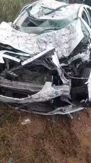 Três pessoas ficam feridas durante acidente entre carro e caminhão na MG-050, em Formiga - Foto: redes sociais