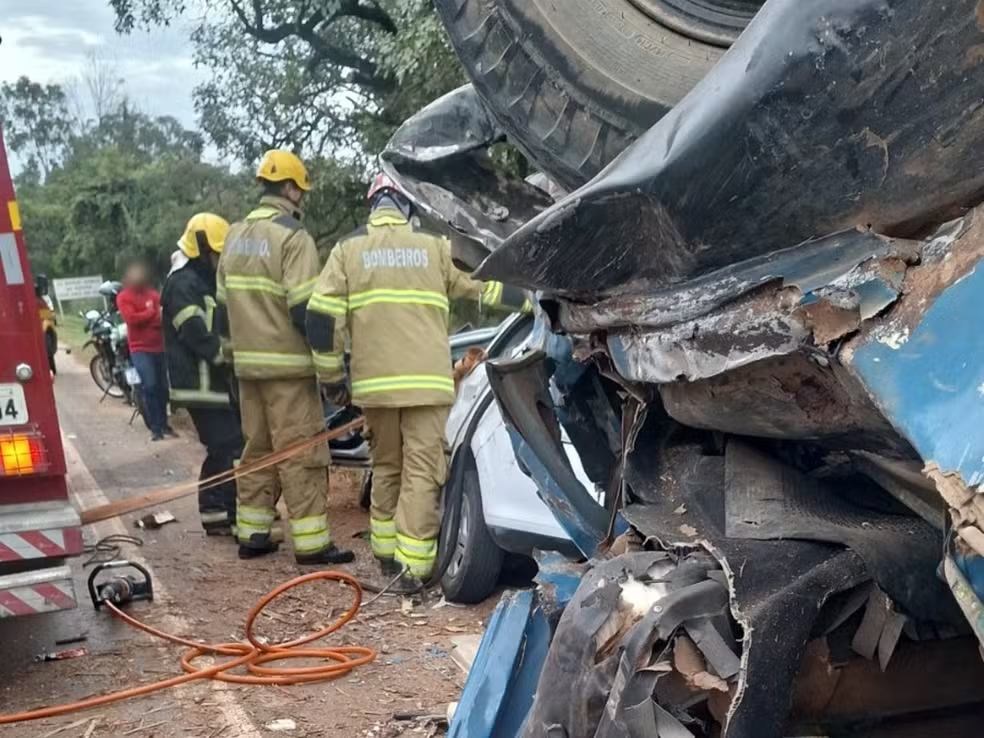 Três pessoas ficam feridas durante acidente entre carro e caminhão na MG-050, em Formiga - Foto: redes sociais