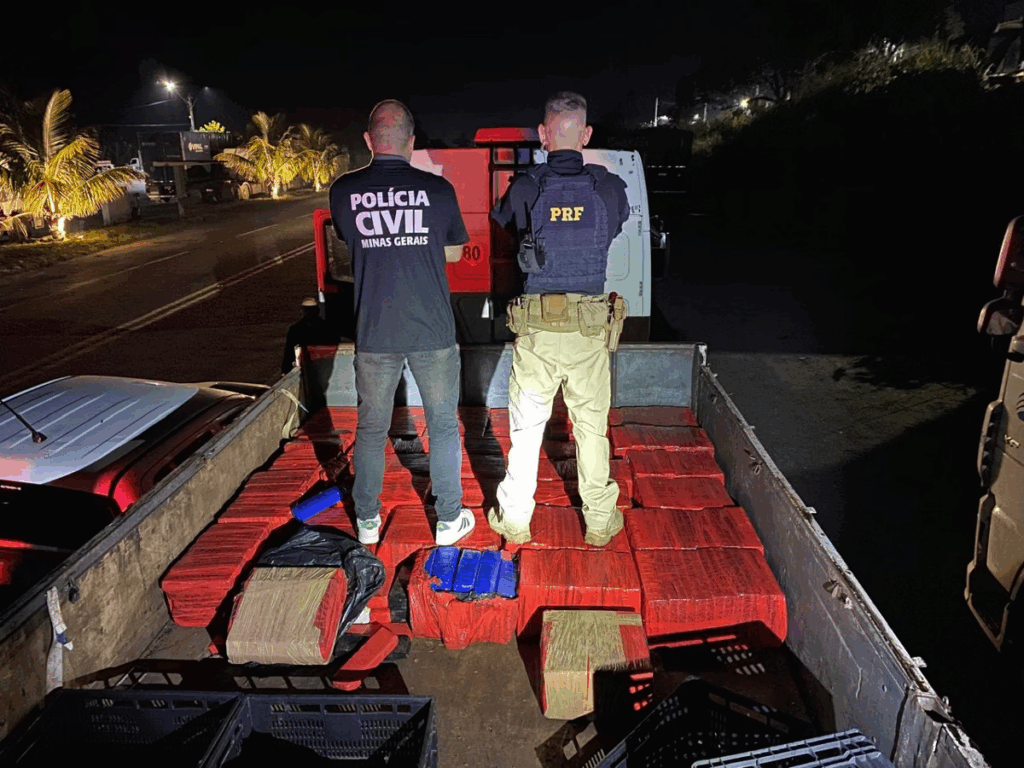 PRF e PCMG apreendem quase 1 tonelada de maconha durante ação conjunta na MG-050, em Formiga - Foto: divulgação