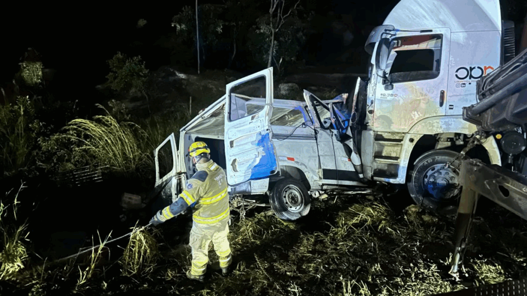 Acidente entre carreta e van deixa 9 mortos e 10 feridos na BR-251, em MG - Foto: divulgação/CBMG