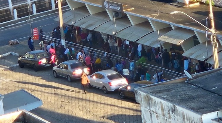 Dezenas de pessoas fazem filas para concorrer a 41 casas do 'Minha Casa, Minha Vida' em Passos - Foto: reprodução