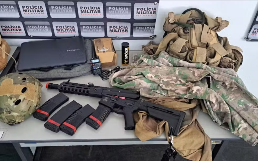Operação contra o tráfico de drogas apreende arma, roupas camufladas e prende cinco pessoas em Passos - Foto: divulgação/Polícia Militar