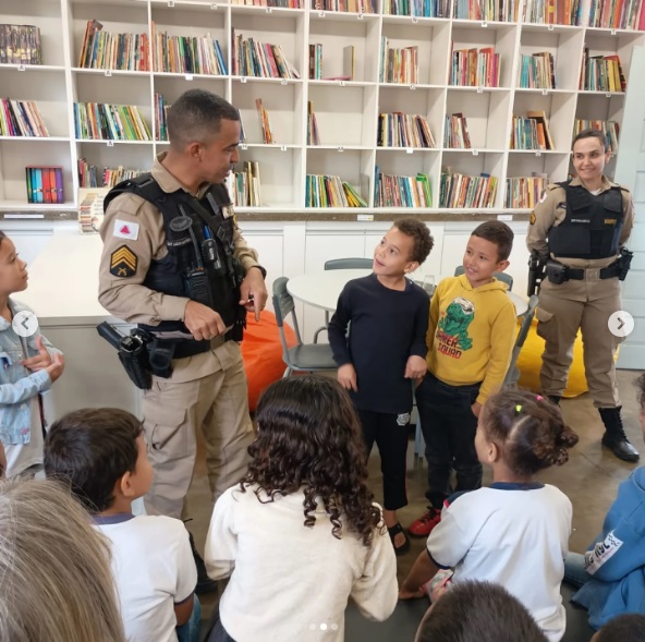 Militares realizam palestra educativa sobre trânsito na Escola Dr. Tancredo Neves, em Passos - Foto: divulgação