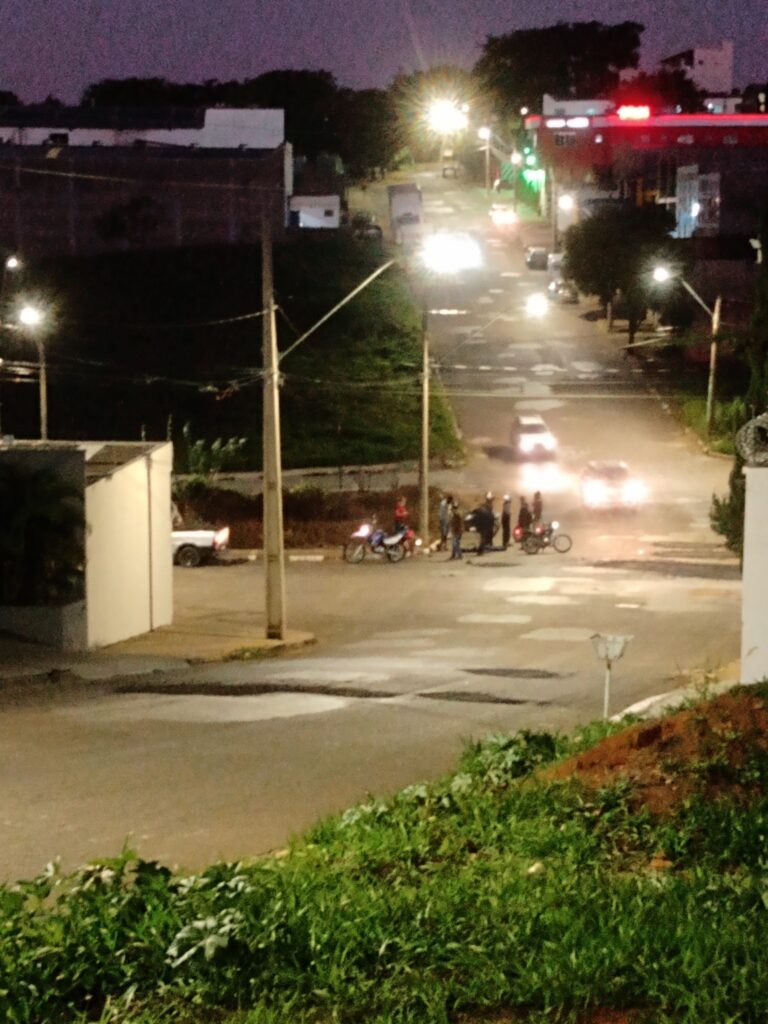 Mototaxista e passageiro ficam feridos durante acidente no bairro Serra das Brisas, em Passos