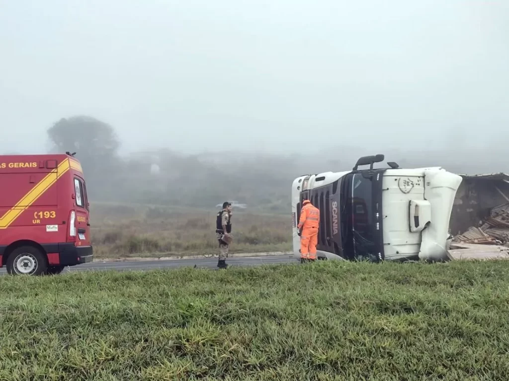 Motorista fica ferido após carreta carregada com pisos tombar na MGC-491 - Foto: redes sociais