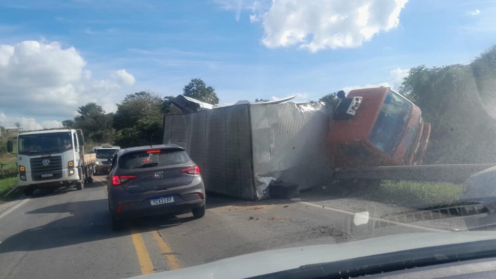 Acidente na Ponte da Bocaina em Passos deixa trânsito parado na MG-050 - Foto: Arquivo Jornal Folha Regional