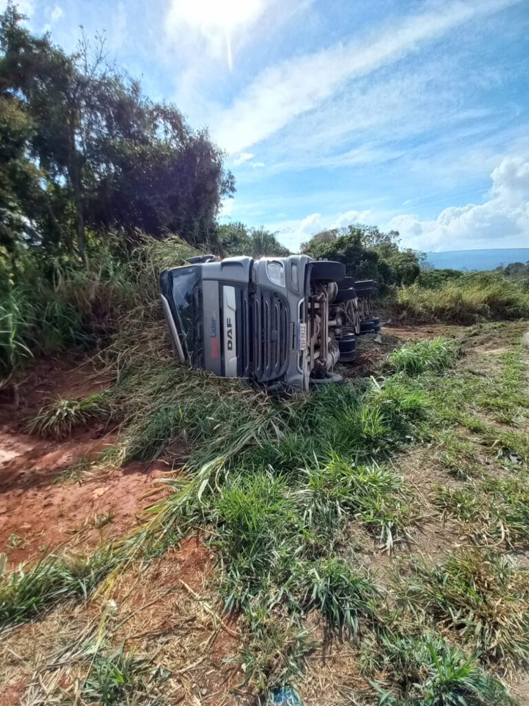 Caminhão tomba na BR-265, em Carmo do Rio Claro - Foto: divulgação/Polícia Militar