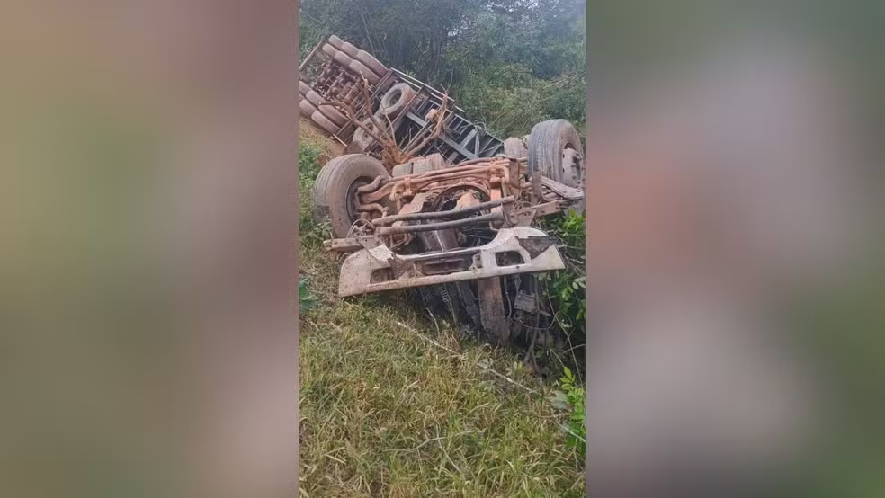 Carreta cai em ribanceira perto da 'curva da morte' e motorista fica em estado grave em Formiga - Foto: PMMG