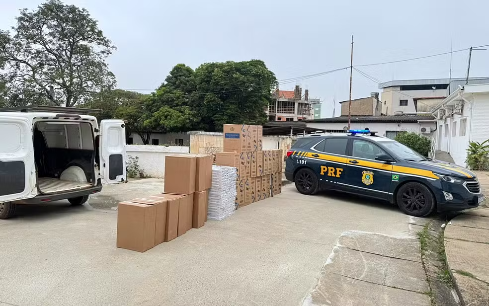 PRF apreende 20 mil maços de cigarros contrabandeados na BR-459, no Sul de Minas - Foto: divulgação/PRF