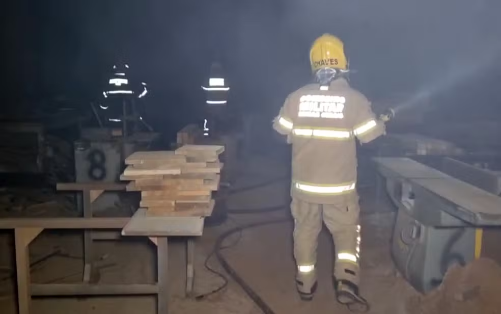 Incêndio atinge fábrica de móveis em Passos - Foto: Helder Almeida