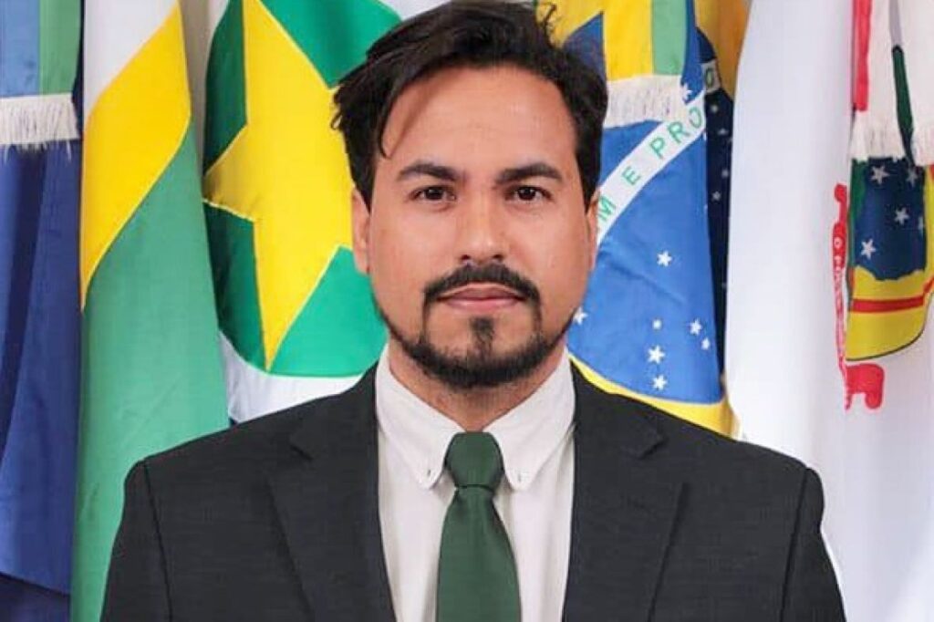 Thiago Bitencourt Lanhes Barbosa, o Dr. Thiago (PL), vereador em Canarana (MT), foi preso sob suspeita de abusar de acrianças e adolescentes para filmagens pornográficas - Foto: reprodução/Facebook