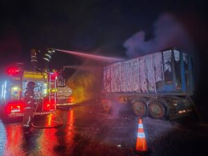 Incêndio em caçamba carregada com sucata mobiliza bombeiros na MG-050, em Itaú de Minas