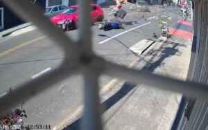 VÍDEO | Jovem sem habilitação avança parada e provoca acidente com três veículos em Varginha