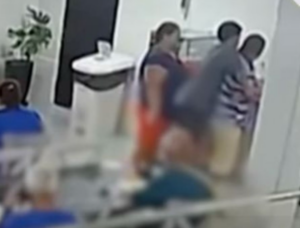 VÍDEO | Menino de 11 anos usa técnica aprendida em curso de bombeiro mirim e salva idoso engasgado em restaurante