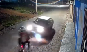 VÍDEO | Colisão entre carro e motocicleta é registrada no bairro Penha, em Passos