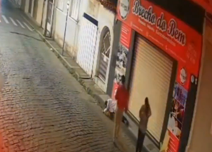 VÍDEO | Câmera registra homem tentando vandalizar fachada e se dando mal em Formiga
