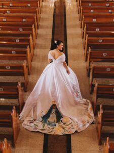 Noiva emociona ao se casar com vestido que traz imagem de Nossa Senhora pintada à mão
