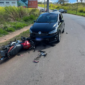 VÍDEO | Motociclista fica ferido após perder controle da direção em cruzamento e atingir carro em Passos